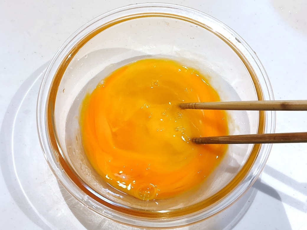 ボウルに卵を入れて割りほぐす