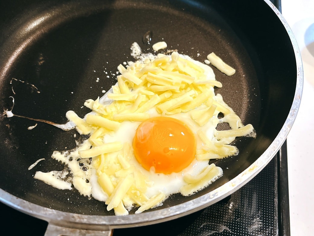 ピザ用チーズは白身から少しはみ出すようにかける