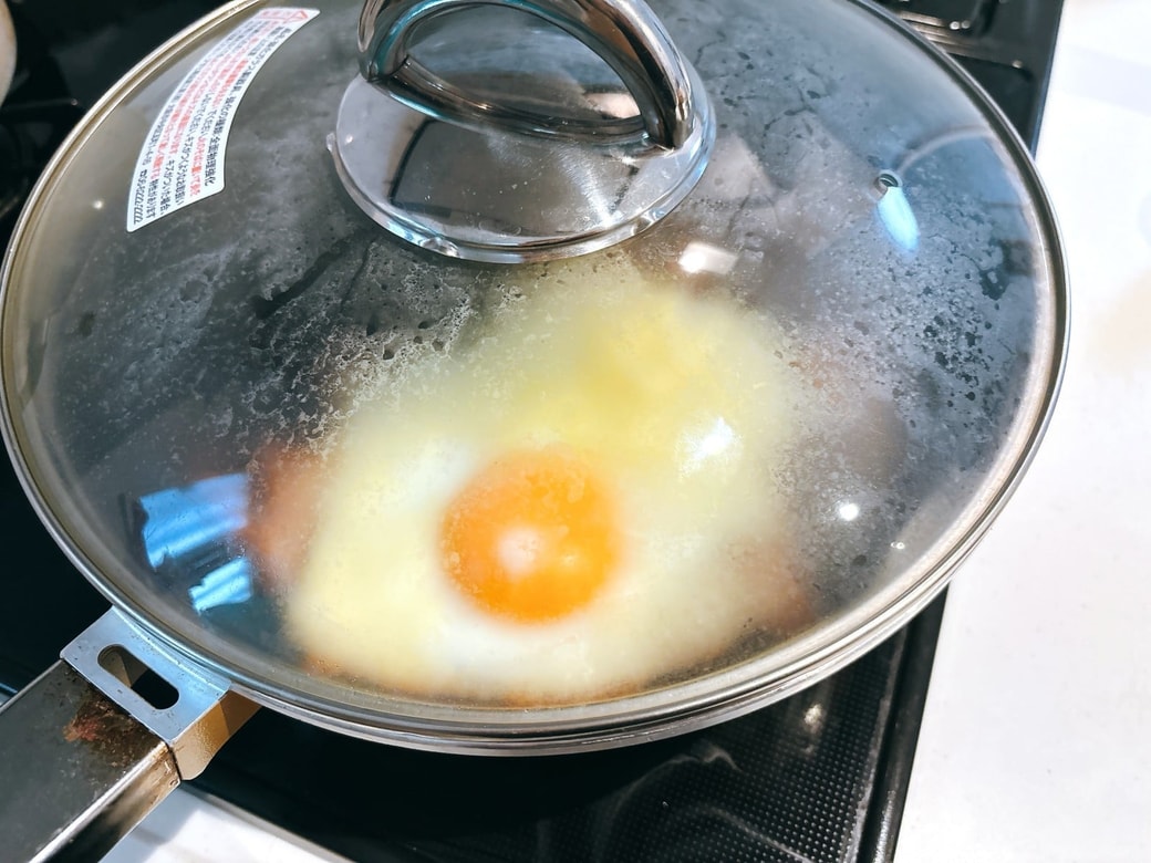 フタをして卵に火を通す