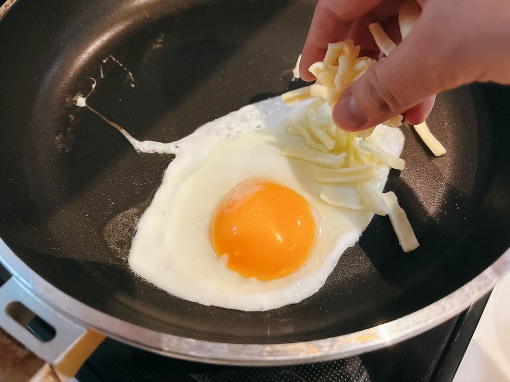 目玉焼きにピザ用チーズをかける
