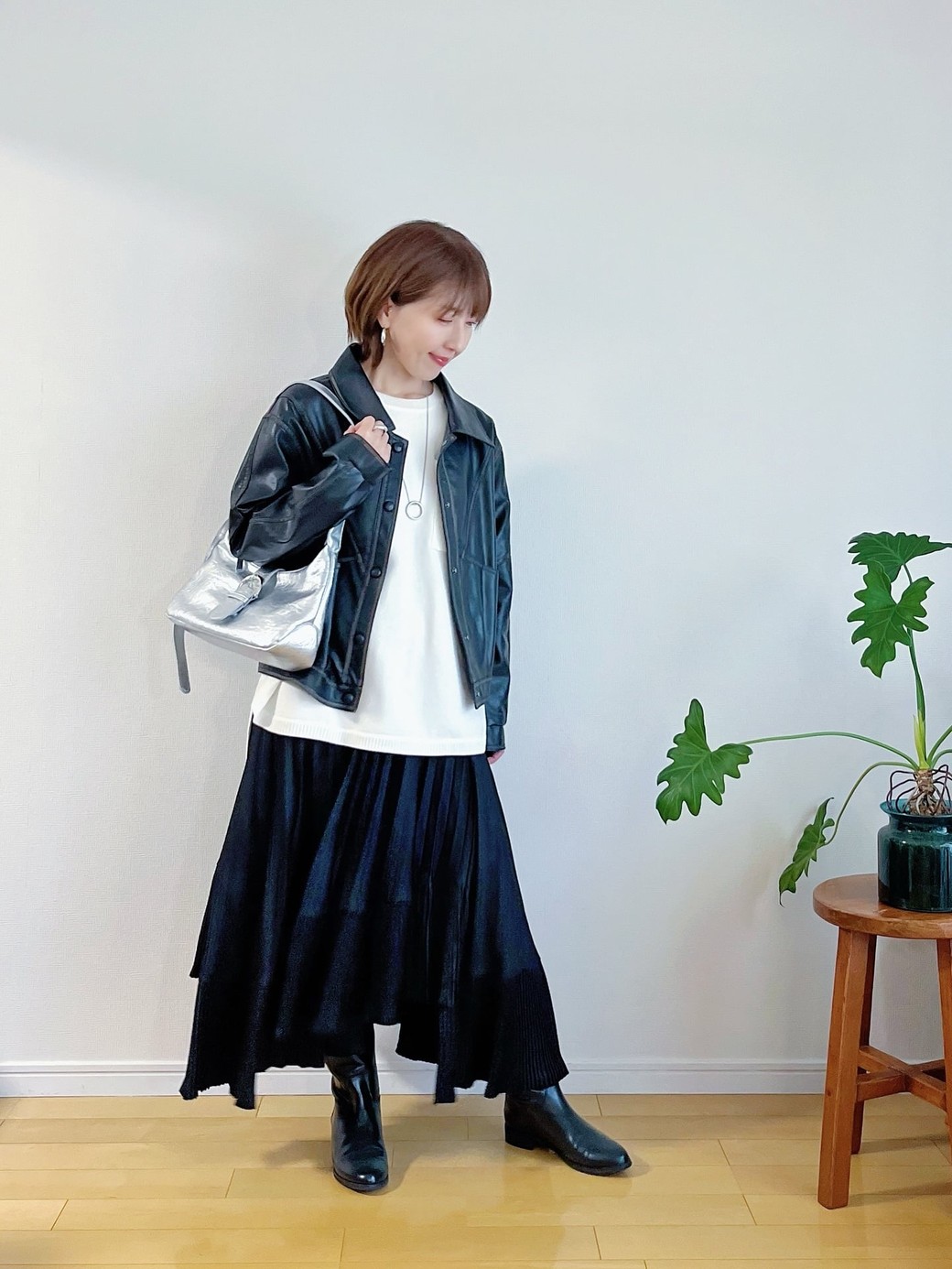 シルバーのバッグでエッジを効かせて。