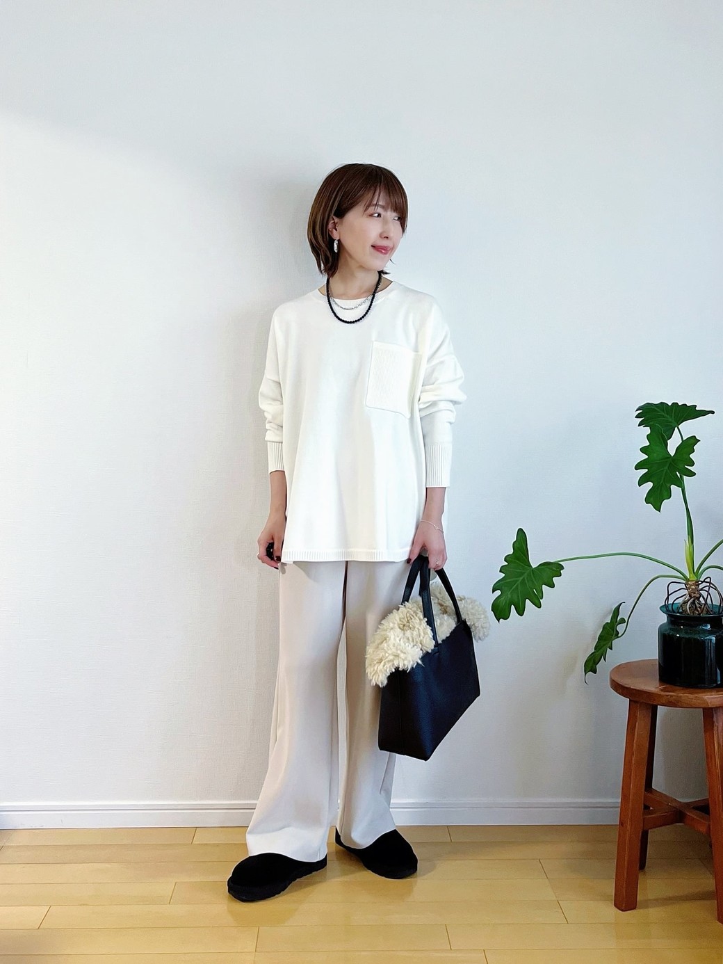 黒小物を効果的に使えば、白ベースのコーデもぼやけずに決まる。