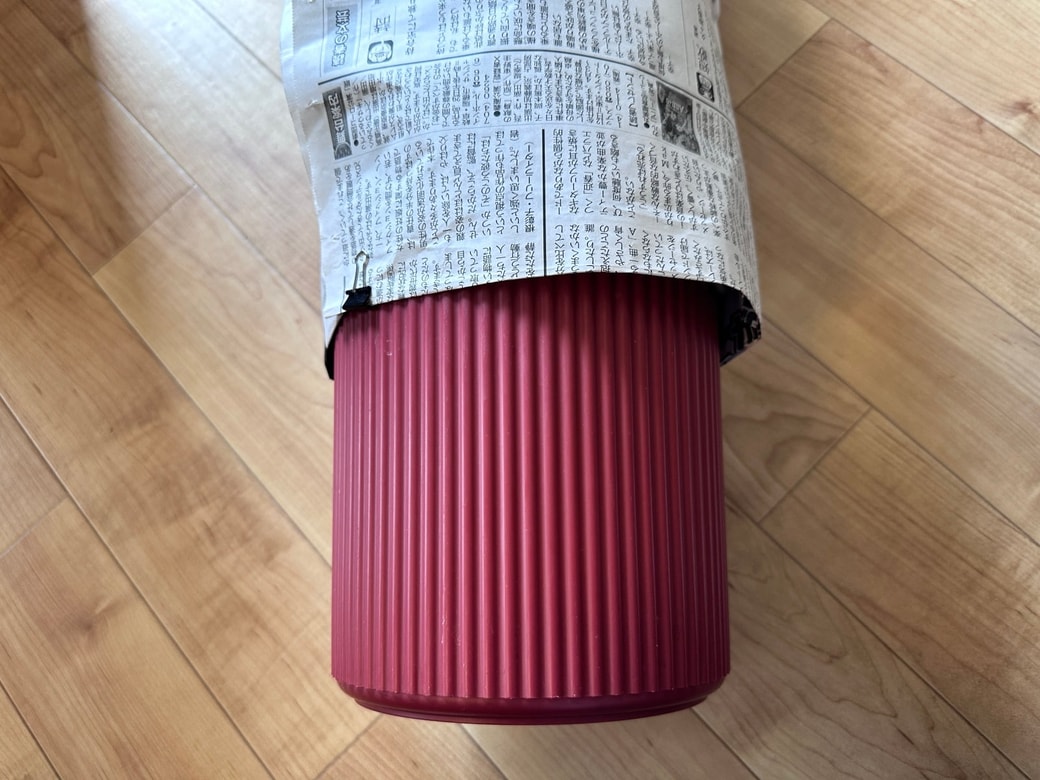 新聞紙を巻き付けたゴミ箱