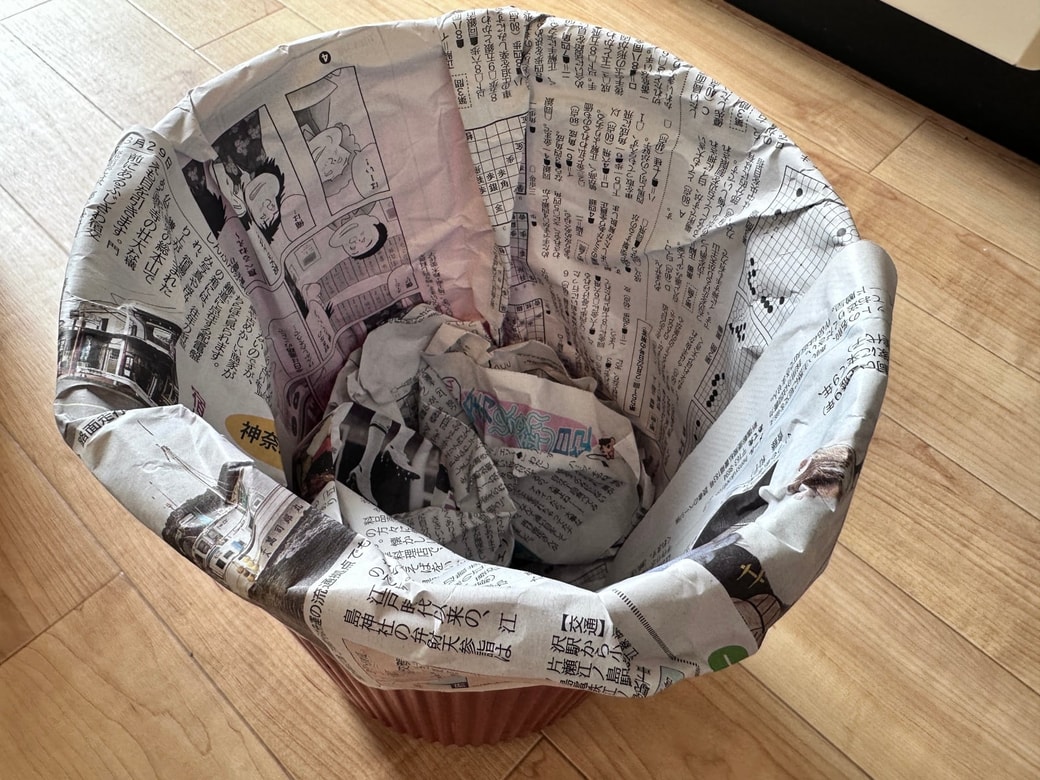 新聞紙をゴミ袋代わりにゴミ箱にセットしたところ