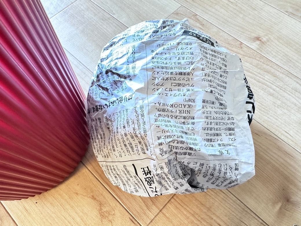 ゴミ箱から新聞紙を取り出したところ