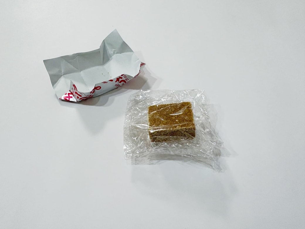 包み紙を外してラップで包む