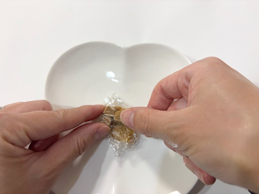 ラップの上からもんでほぐす