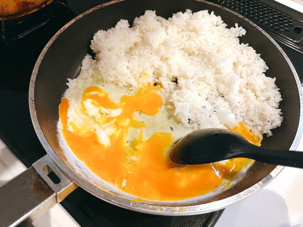 フライパンのあいたスぺースに溶き卵を入れる