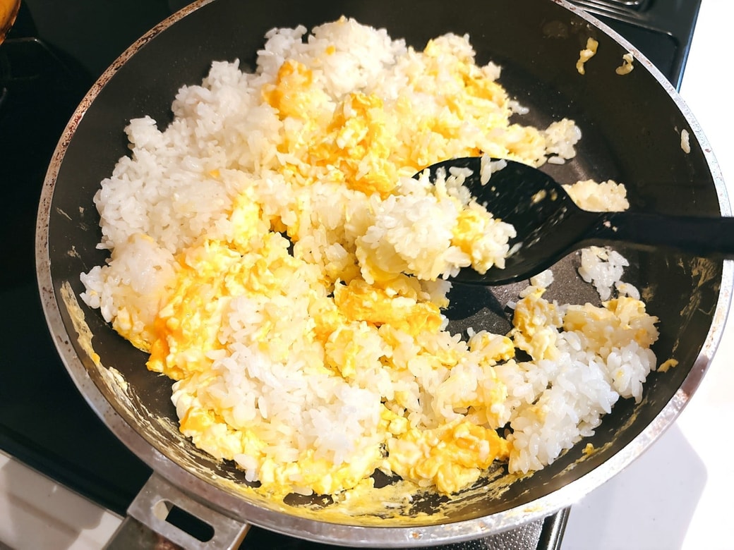 卵が半熟になったら全体を炒め合わせる