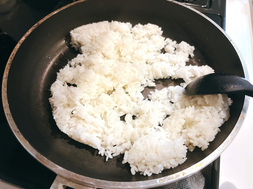油をひいて中火で熱し、ごはんを炒める