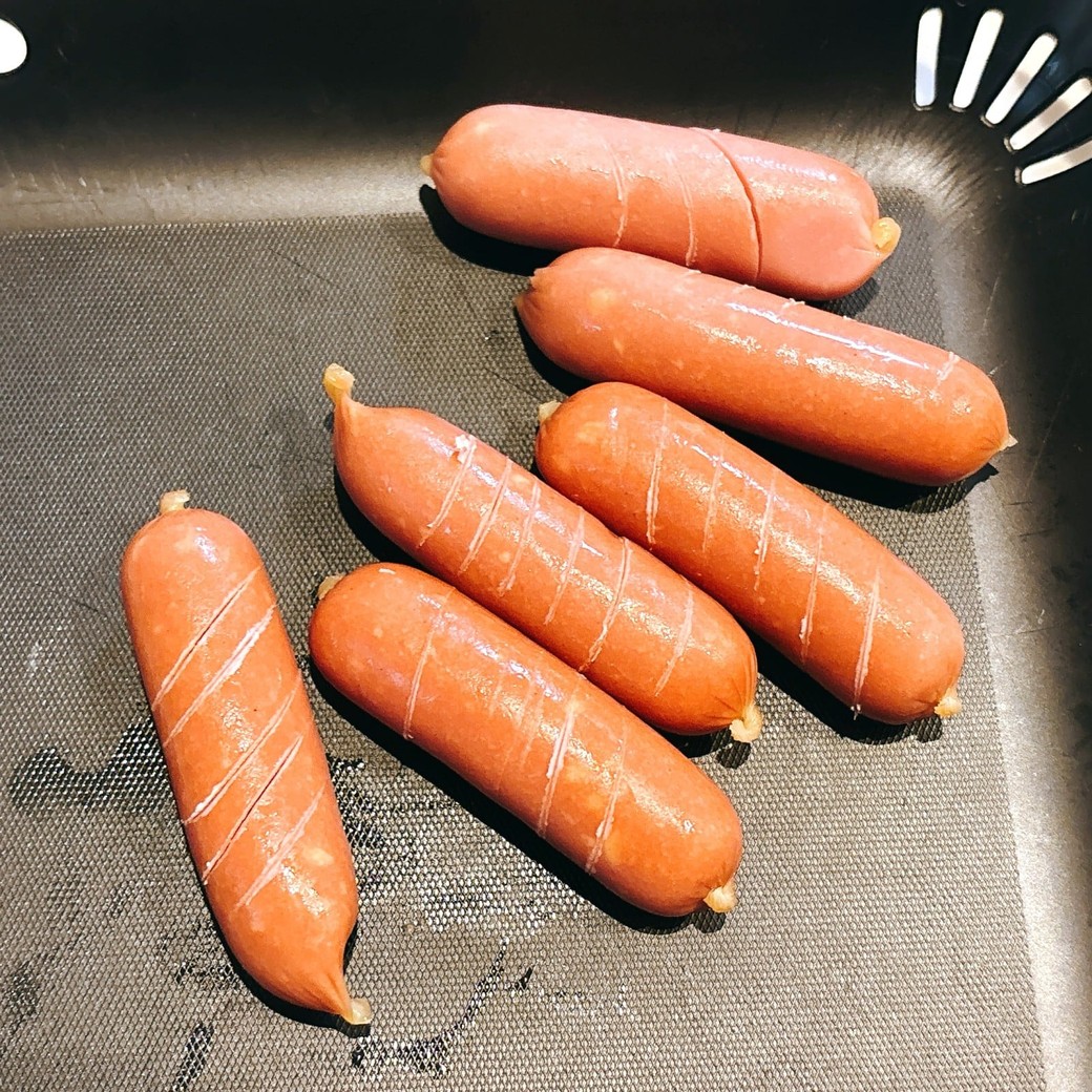 ウインナ―に切れ目を入れる