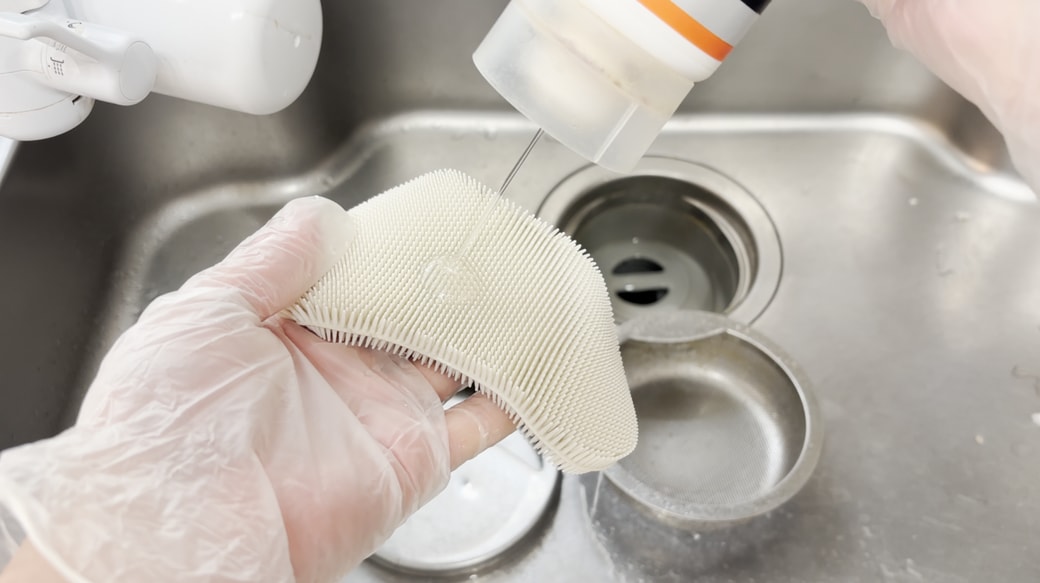 台所用洗剤をスポンジへつける