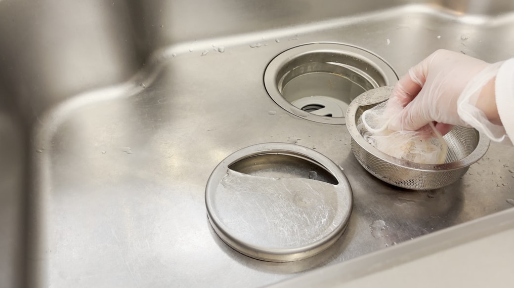 受け皿のゴミを取る