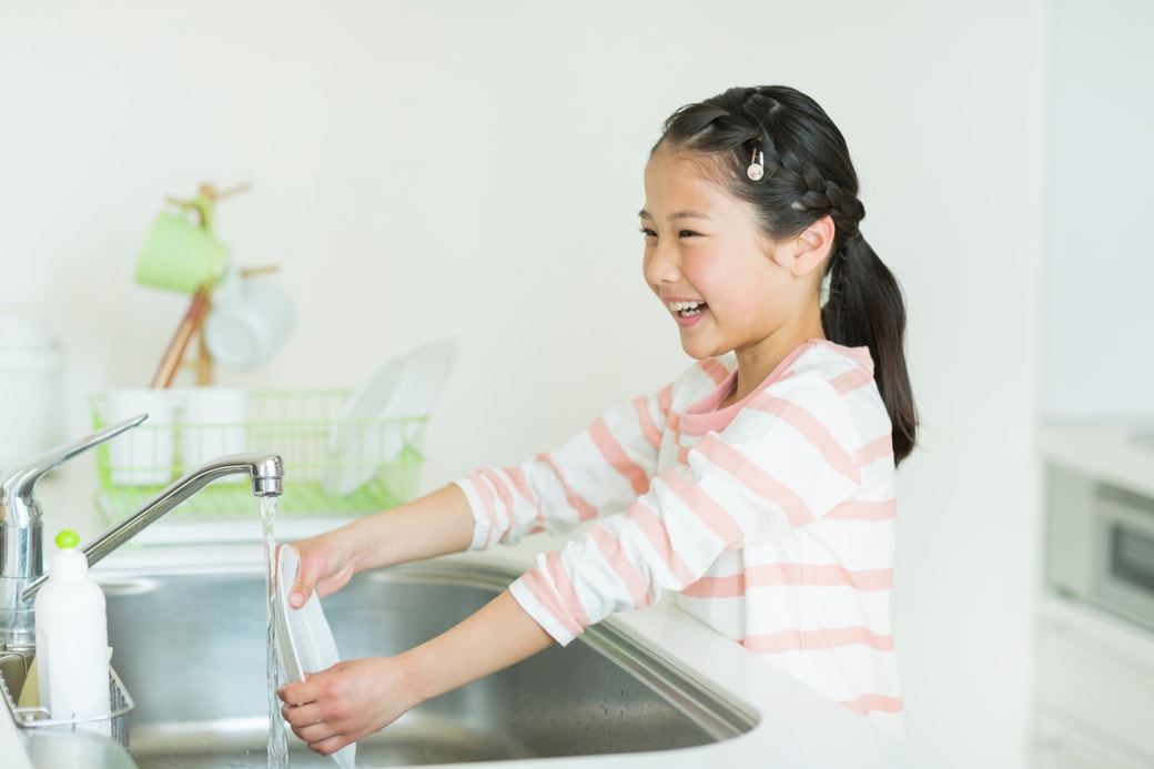 器を下げる子ども