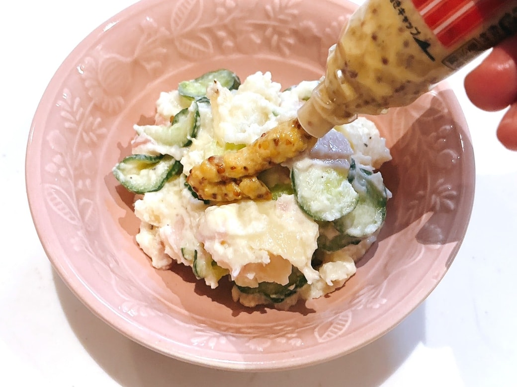 ポテトサラダに粒マスタードを加える