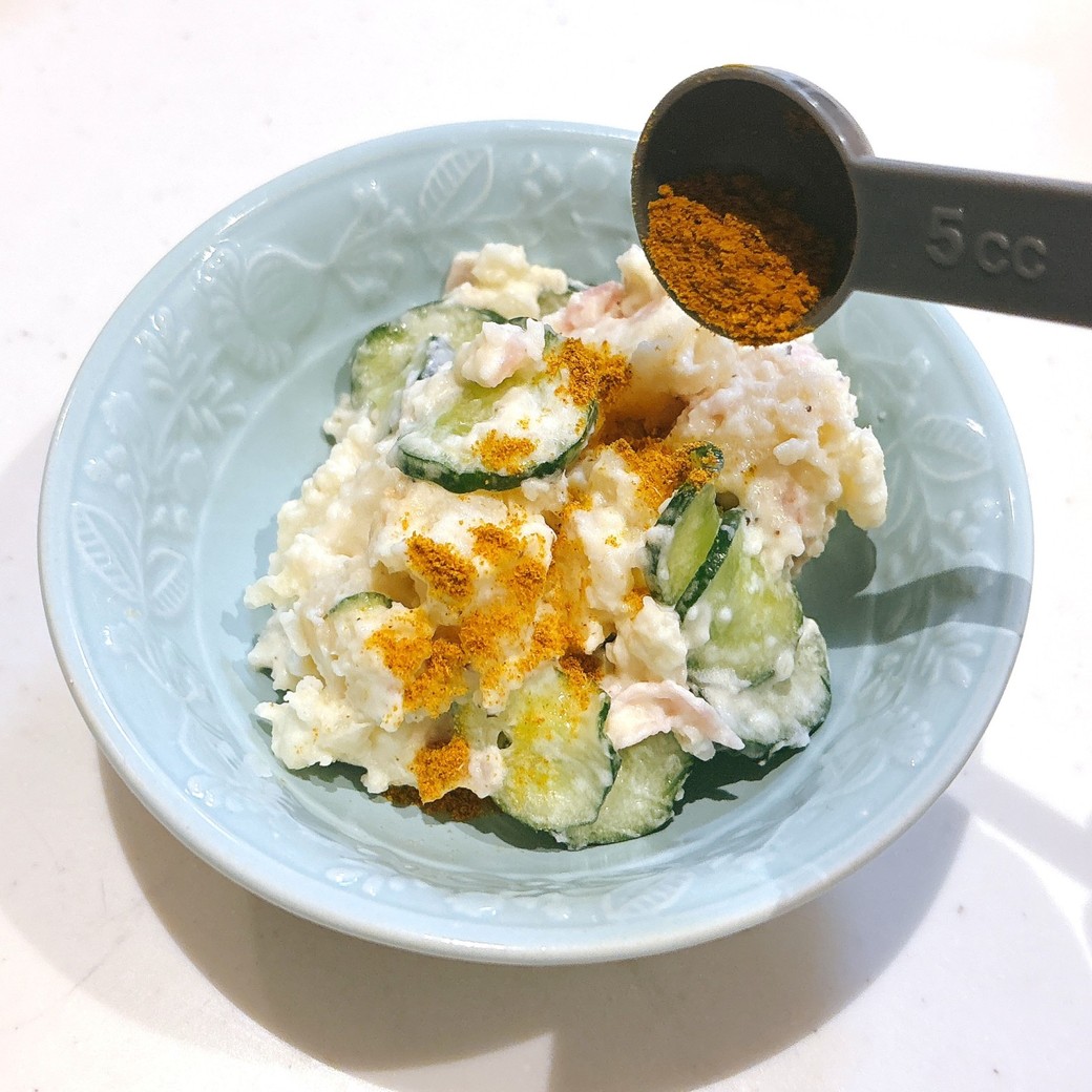 ポテトサラダにカレー粉をかける