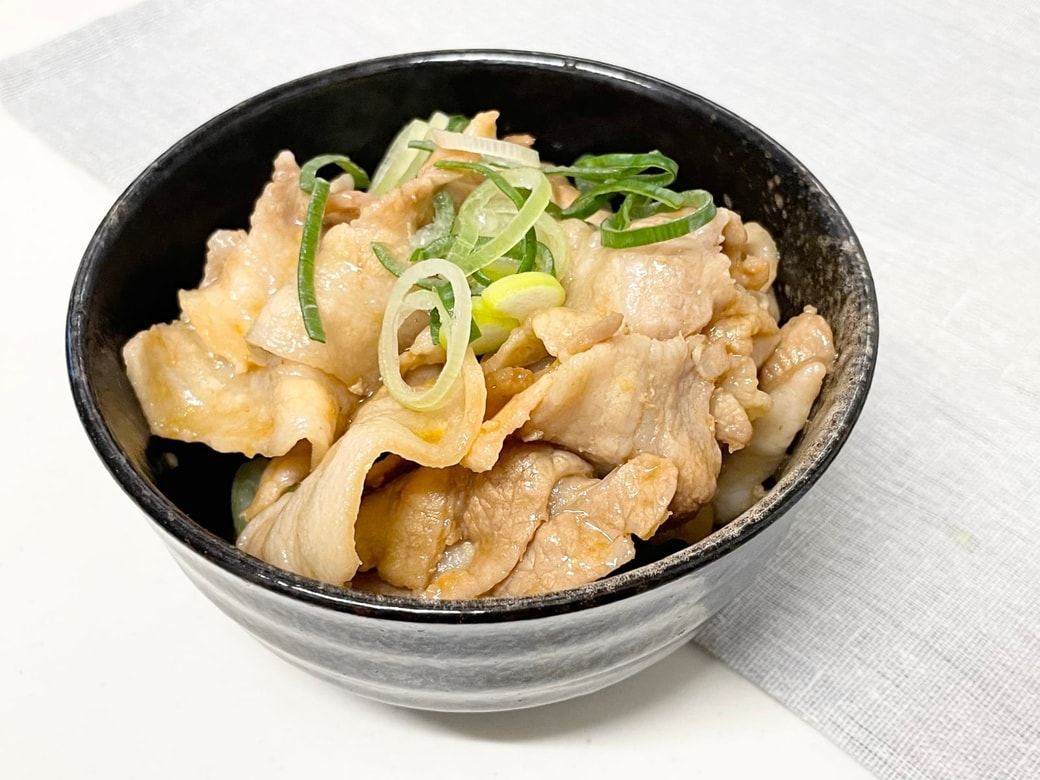 豚バラにんにくだれ丼