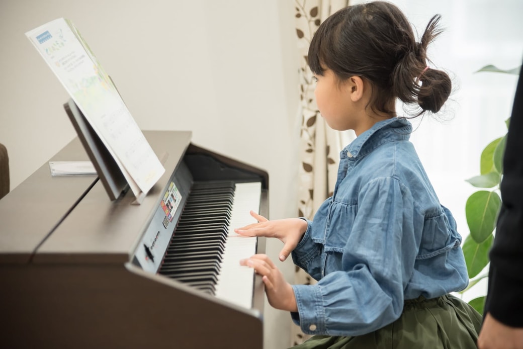 ピアノを弾く子ども