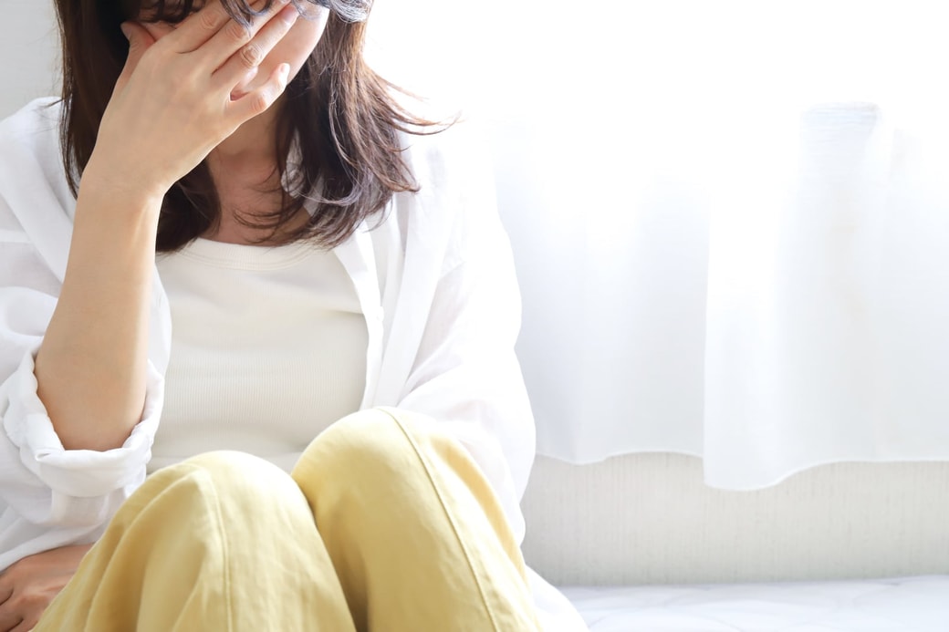 落ち込む女性