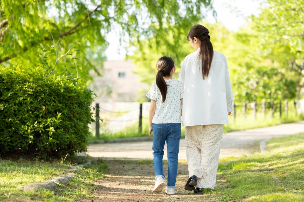 散歩する親子