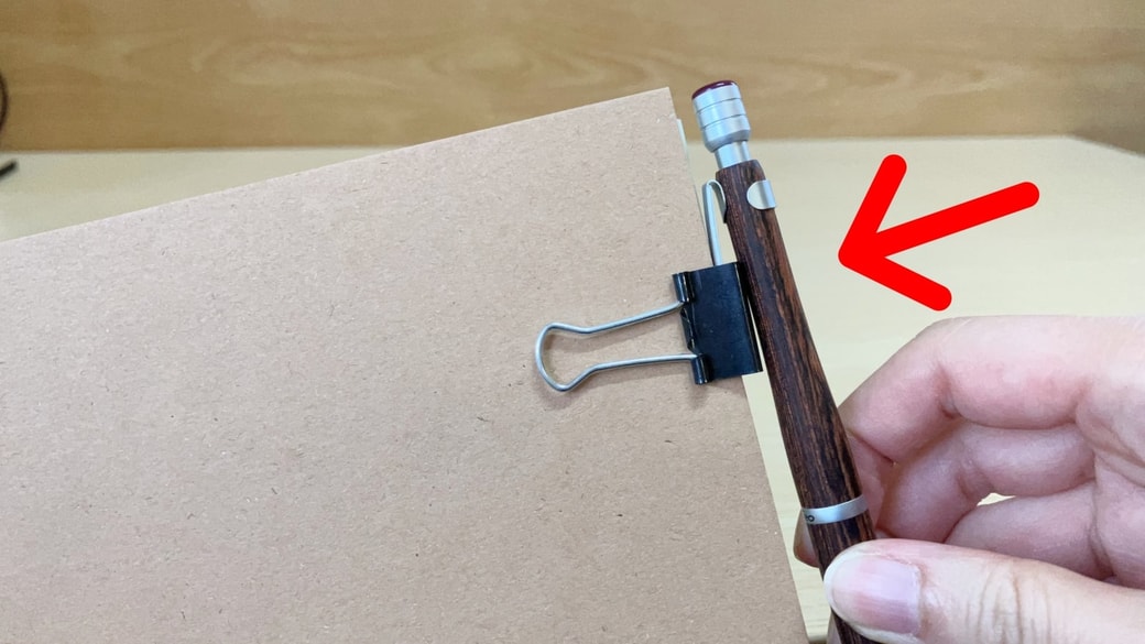 ノートとダブルクリップとボールペンでペンホルダー