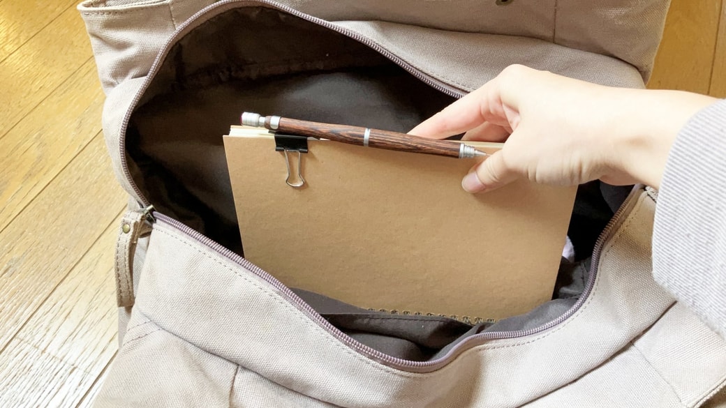 ノートや手帳の表紙にダブルクリップを挟むとペンの定位置が決まる