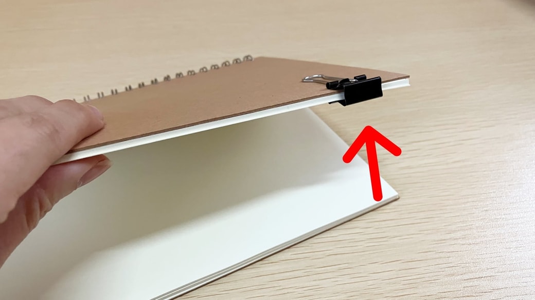 ノートとダブルクリップでしおり代わり