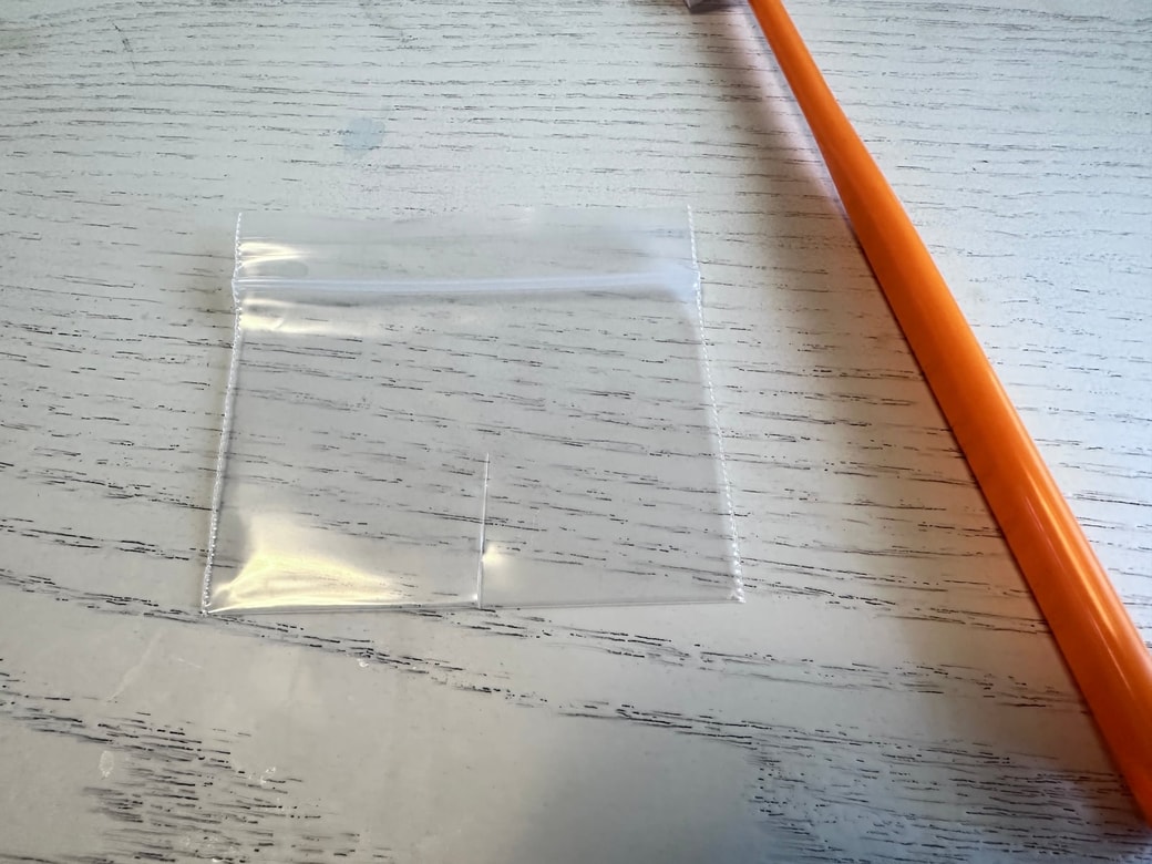 真ん中に切り込みを入れたジップ袋