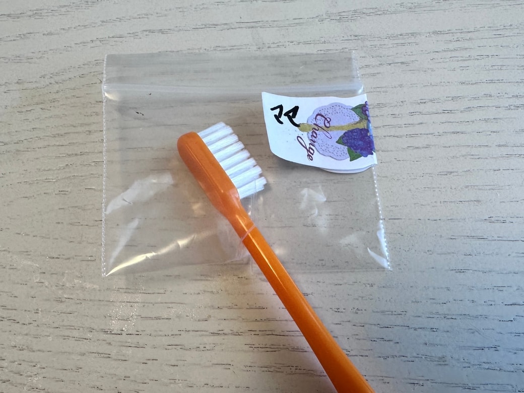 「小さなジップ袋」に入れた歯ブラシ。名前も書ける