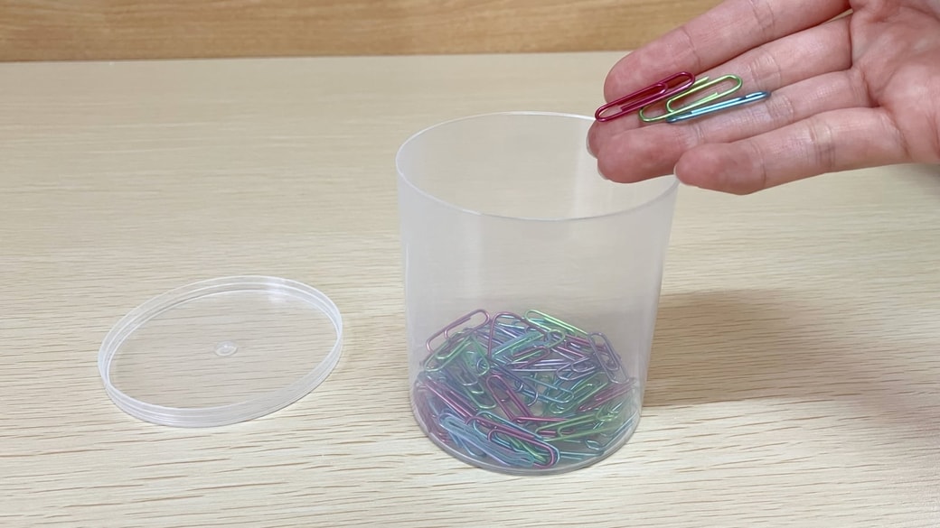 綿棒の空き容器とクリップ