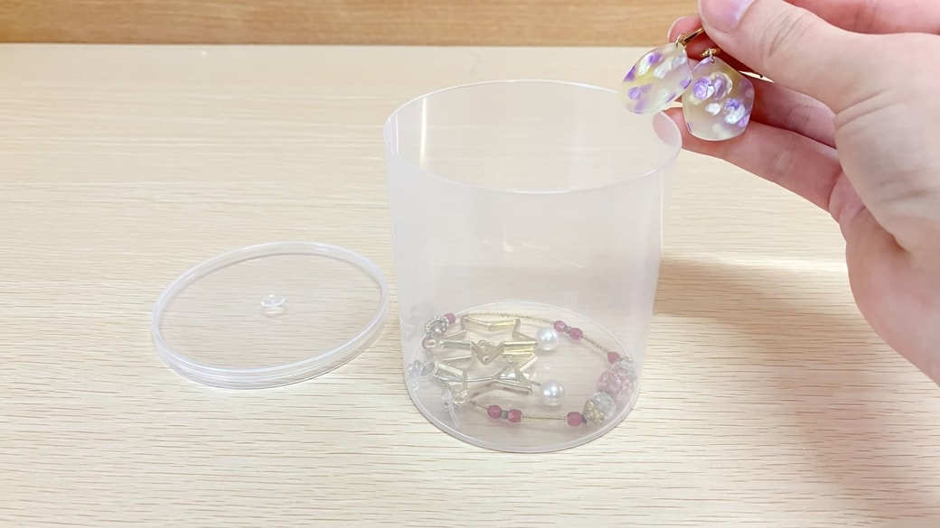 綿棒の空き容器をアクセサリー収納に