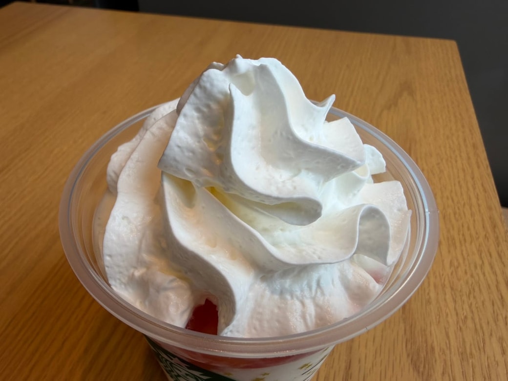 THE フラペチーノ® of フルーツ-オン-トップ-ヨーグルト with クラッシュ ナッツ