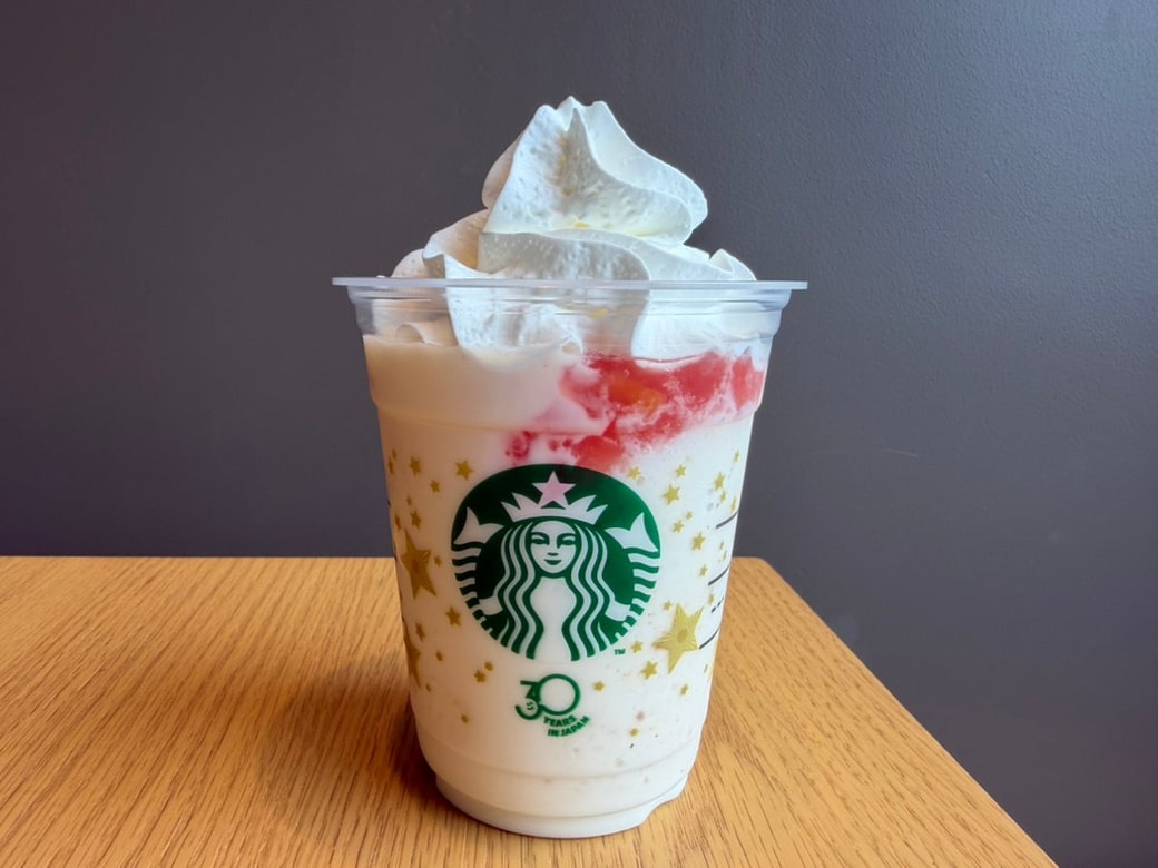 THE フラペチーノ® of フルーツ-オン-トップ-ヨーグルト with クラッシュ ナッツ