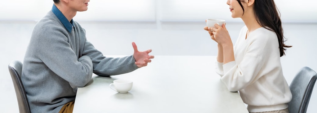 会話する夫婦