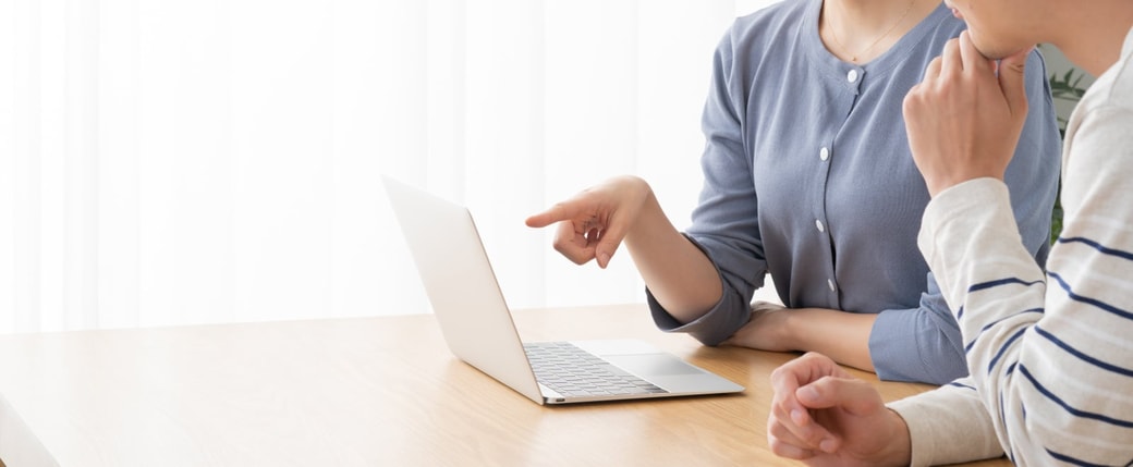 話し合いをする夫婦