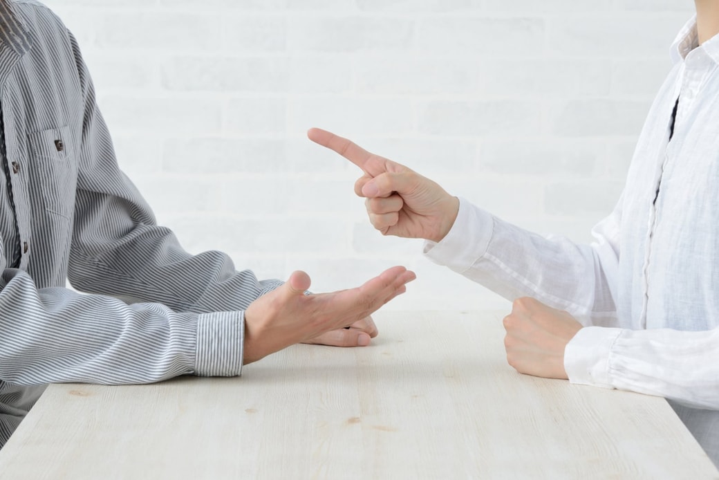 話し合いする夫婦