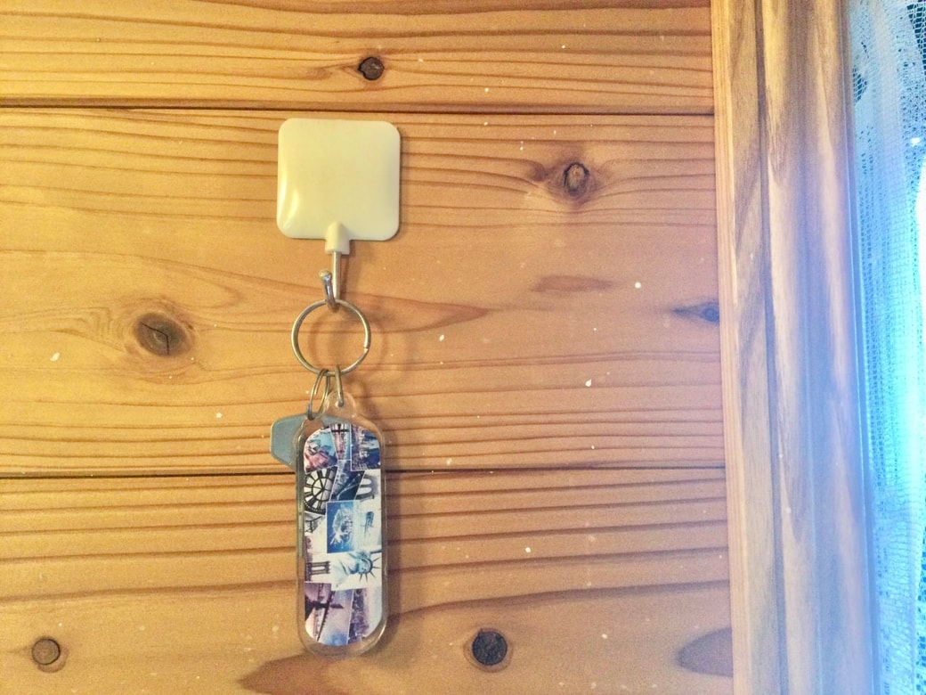 壁掛けフックに鍵をかける