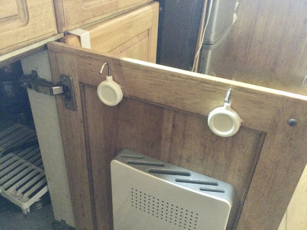 シンク下の引き戸にフックを貼る