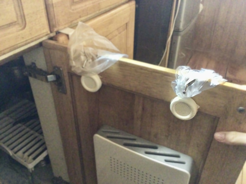 シンク下の引き戸にフックを貼る