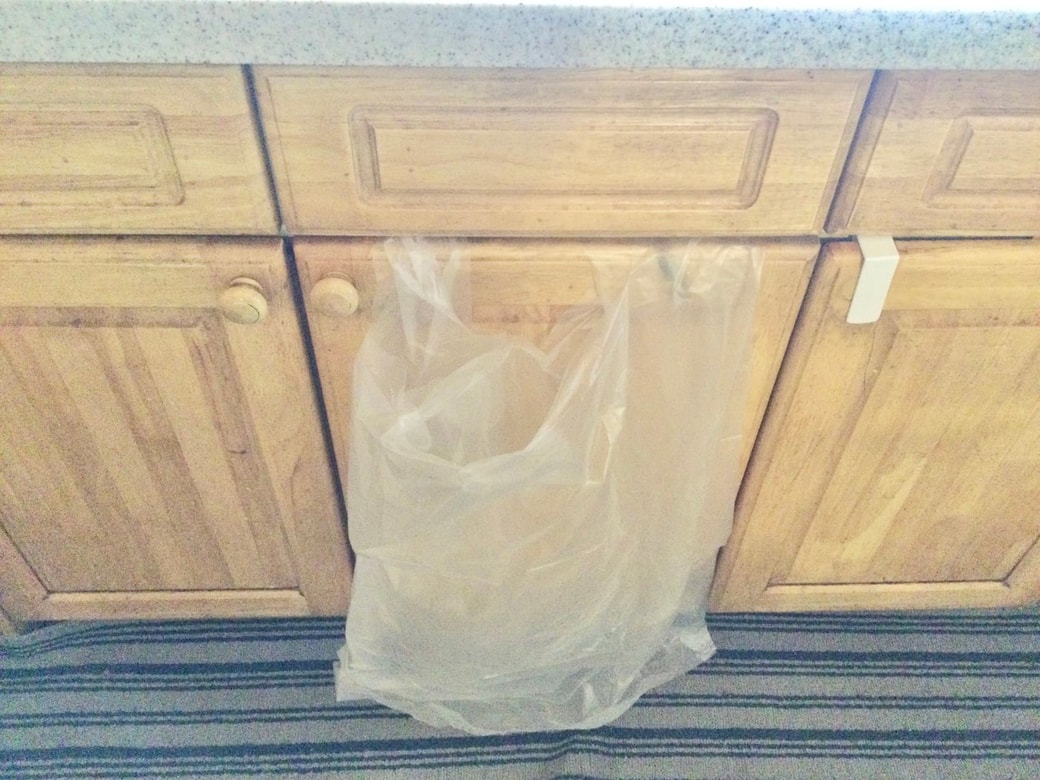 シンク下にゴミ袋を設置