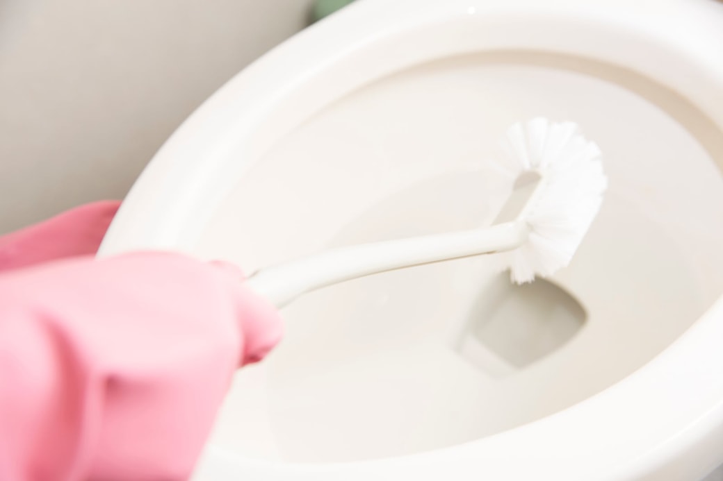 NG汚れたトイレブラシを使う