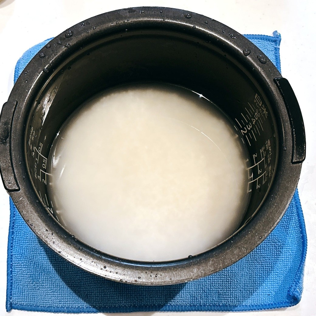 お米を洗って浸水する