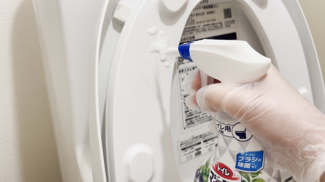 洗剤をスプレーする