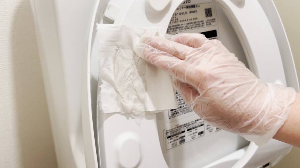 トイレットペーパーを当てる