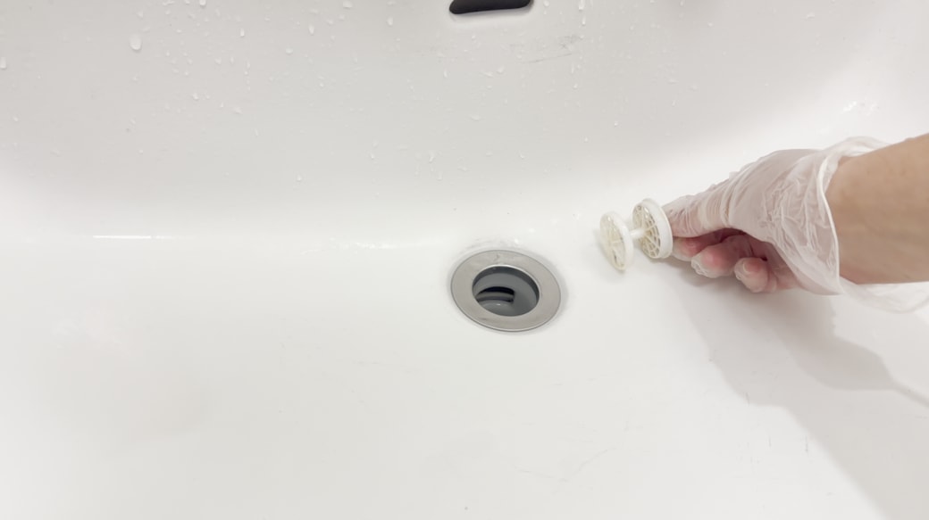 排水口のパーツを外す