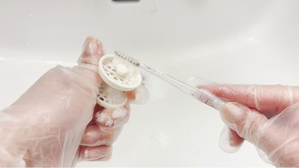 パーツを歯ブラシでこする