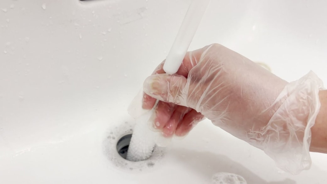 細長いブラシでこする