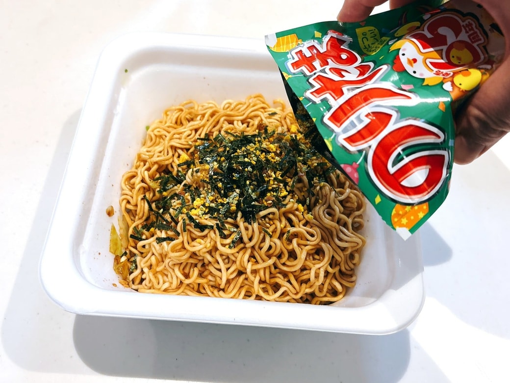 カップ焼きそばにのりたまをかける