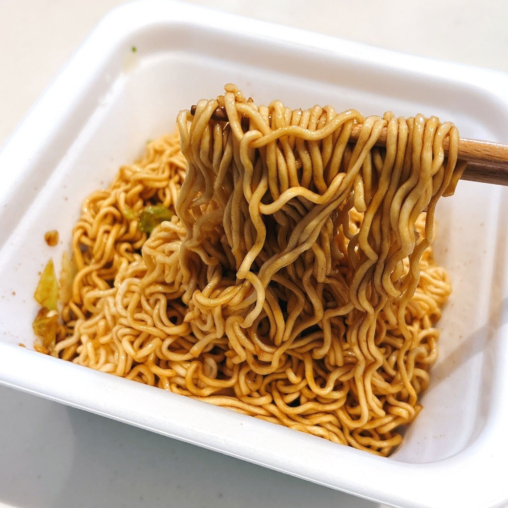 湯切りしてソースを混ぜる