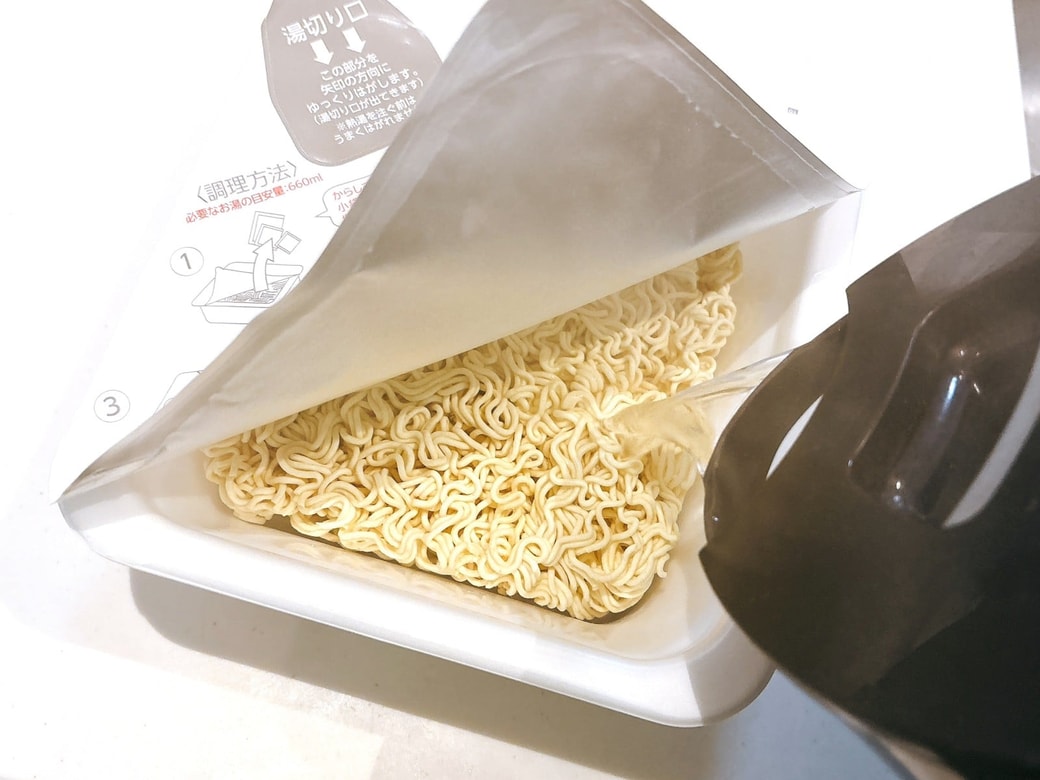 カップ焼きそばにお湯を注ぐ